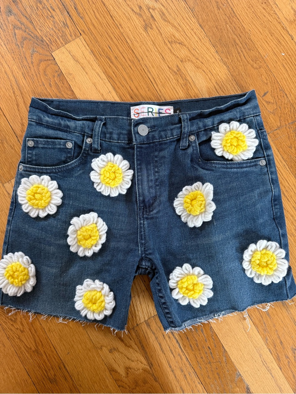 Series NY Levi’s shorts with crochet flowers